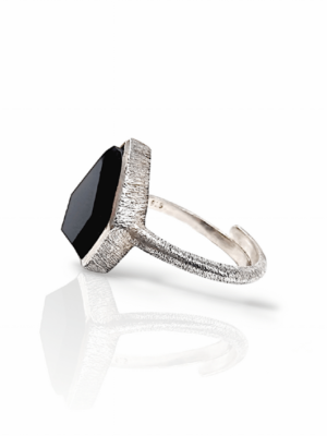 טבעת כסף צורת יהלום עם אבן אוניקס שחורה
